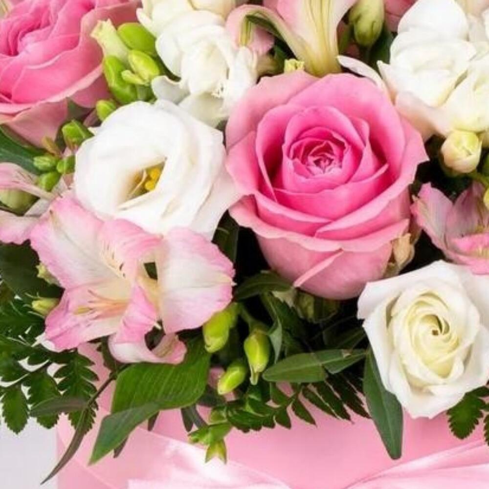 Коробка с розами, альстромерией и эустомой