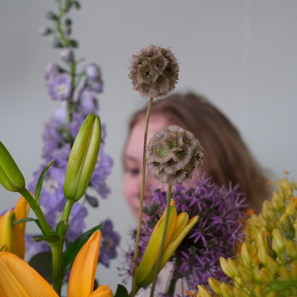 Лилии, эремурус, колокольчики и дельфиниум