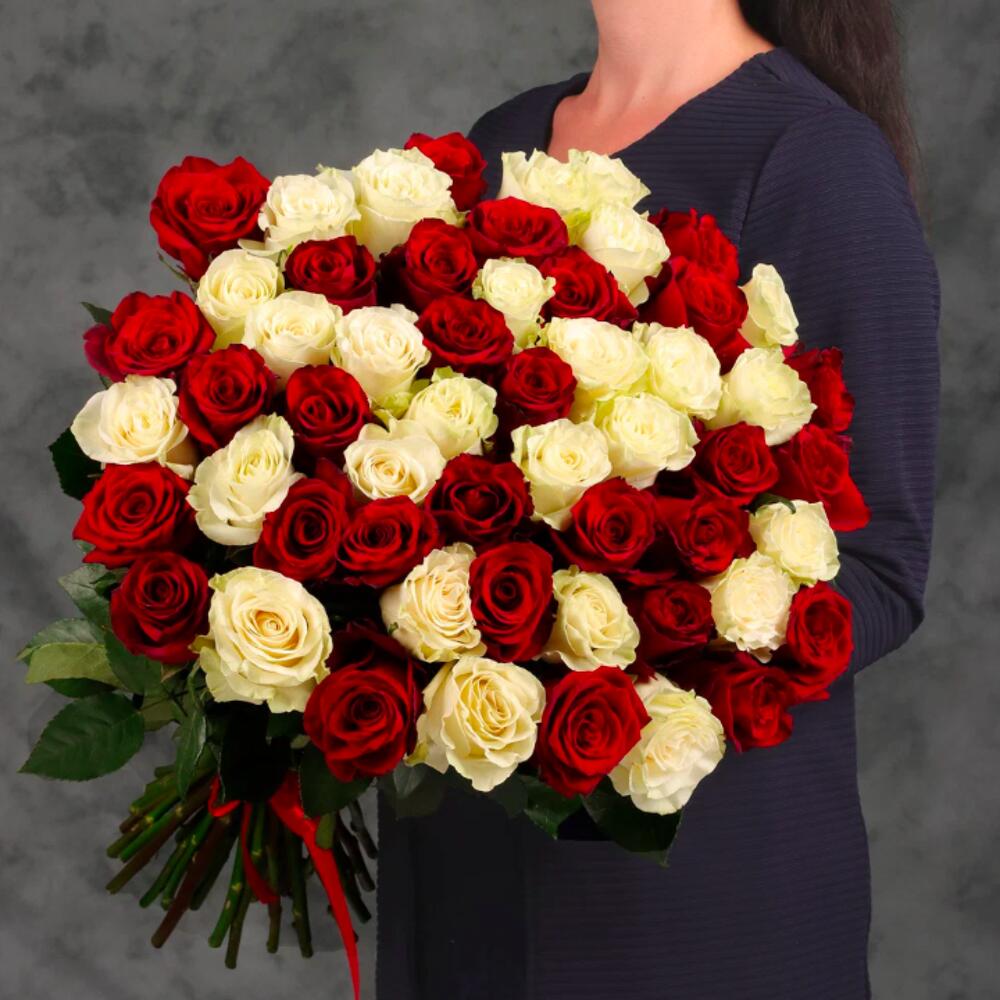 Букет 55 красных и белых роз